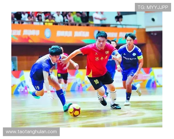 聚焦足球运动员成长历程与赛场风采全景解读其背后奋斗故事群像展