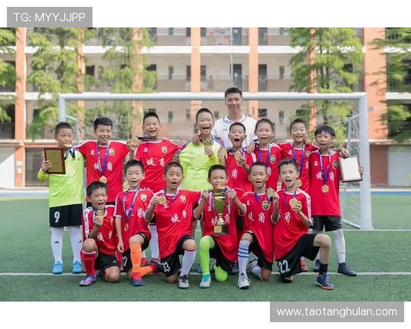 足球明星成长之路:从青训场到全球舞台的传奇历程 足球明星成长之路:从青训场到全球舞台的传奇历程