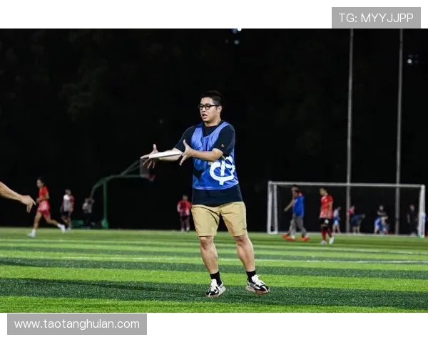 重庆飞盘队与深圳飞盘队赛后复盘分析比赛节奏与战术对比