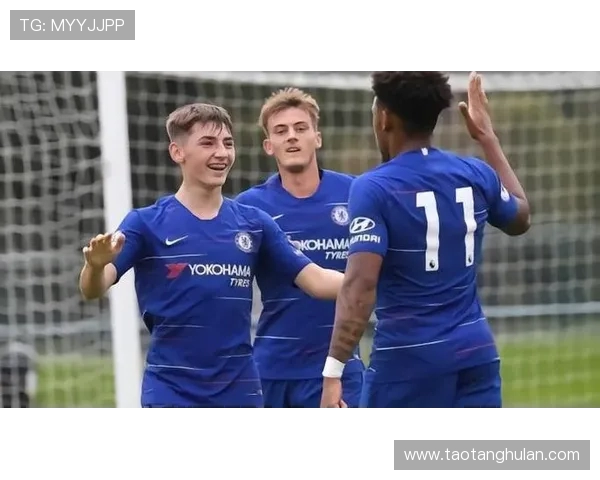 U19越南队与新加坡队激战正酣青年足球赛场上的精彩对决 U19越南队与新加坡队激战正酣青年足球赛场上的精彩对决